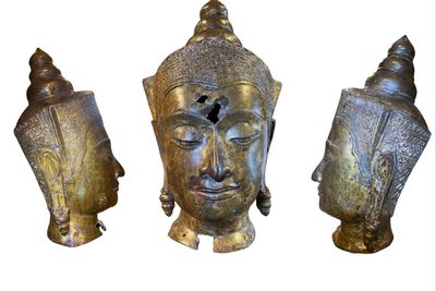 trois statues de bouddhas exposées sur un fond blanc