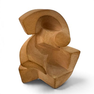 une petite sculpture en bois représentant un ours sur un fond blanc