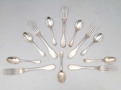 un grand nombre de cuillères et de fourchettes en argent disposées en cercle