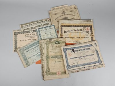 Plusieurs anciens certificats sont empilés les uns sur les autres sur une table