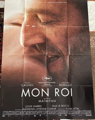 une affiche de cinéma représentant un homme barbu et moustachu