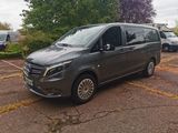 Une fourgonnette Mercedes Classe V garée sur un parking aux côtés d'autres véhicules