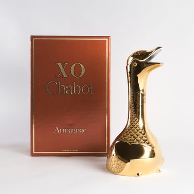l'image d'un flacon de parfum à côté d'une boîte de parfum