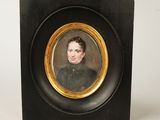 portrait d'une femme en robe noire dans un cadre noir