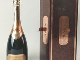 une bouteille de champagne posée à côté d'une boîte