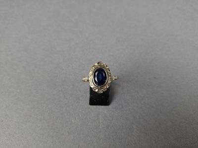 BAGUE en or gris sertie d'un saphir synthétique, procédé Ver…