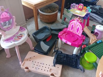 beaucoup de jouets qui traînent par terre dans la pièce