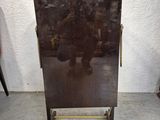une vieille armoire en bois surmontée d'un miroir