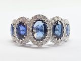 une photo d'une bague à trois pierres, avec des pierres bleues et blanches