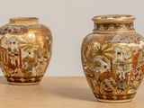 deux vases posés sur une table