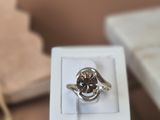 une bague qui se trouve dans une boîte sur une table