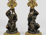paire de figurines en bronze représentant un homme et une femme portant des paniers sur la tête