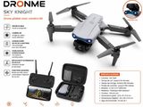 un gros plan sur une boîte contenant une télécommande et un drone