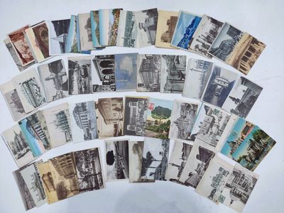 un lot de vieilles cartes postales sur une table