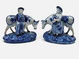 paire de figurines en porcelaine bleue et blanche représentant un homme et une femme à cheval