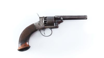 un vieux revolver avec un manche en bois sur fond blanc