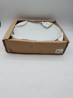 une assiette blanche dans une boîte en carton posée sur une table