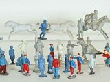 de nombreuses figurines représentant des soldats et des chevaux posées sur une table