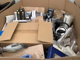 une boîte en carton remplie d'appareils électroniques posée par terre