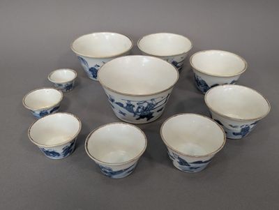 six bols et tasses bleus et blancs sont disposés en cercle