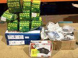 une pile de cartons contenant des filtres et d'autres articles posée sur une table