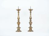 paire de chandeliers anciens en laiton sur fond blanc