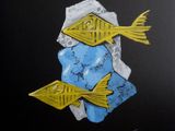 une peinture représentant deux poissons jaunes et bleus sur fond noir