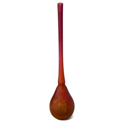 un vase rouge à long pied sur fond blanc