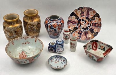 de nombreux types de vases et de bols sur la table