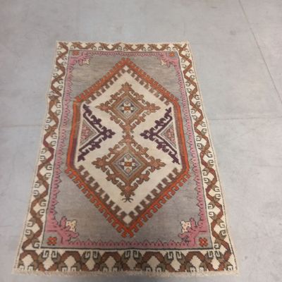 un tapis posé à même le sol dans la pièce