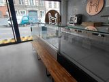 une vitrine en verre avec un banc en bois devant