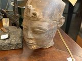 une table en bois sur laquelle se trouvent une lampe et une statue