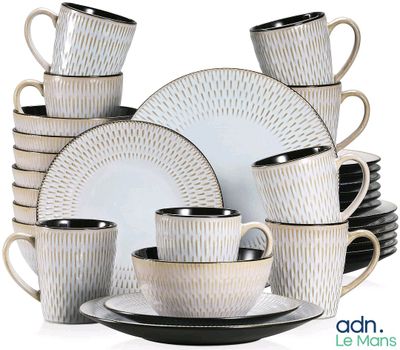 une photo d'une table dressée avec des tasses et des soucoupes