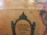 un grand globe terrestre sur lequel figure une carte