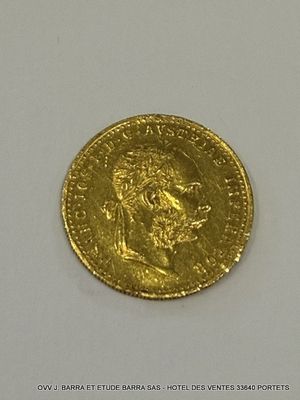 une image d'une pièce d'or sur une surface blanche