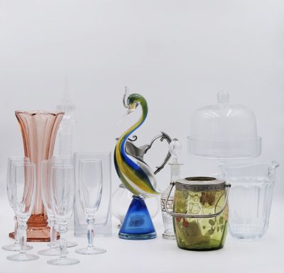 de nombreux vases et verres en verre de différentes couleurs sur la table