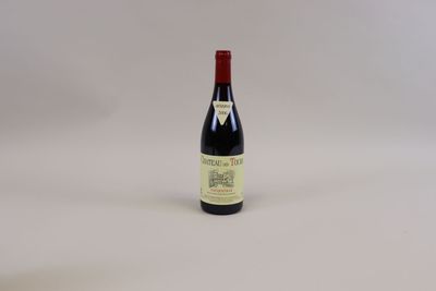 une bouteille de vin posée sur une table
