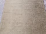 Le tapis posé au sol est déjà étalé et prêt à être utilisé.