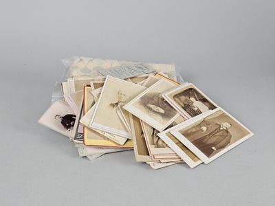 une pile de vieilles photos posée sur une table