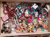 une boîte remplie de bijoux et d'accessoires variés
