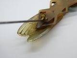 un gros plan d'un petit insecte sur une surface blanche