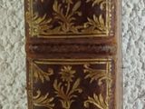 un vieux livre posé sur une table