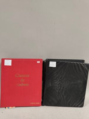 deux livres posés l'un à côté de l'autre sur une table