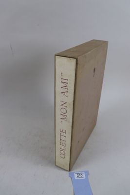 un livre posé sur une table à côté d'une étiquette