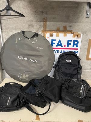 un grand nombre de sacs posés sur une table