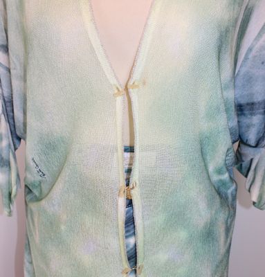 un gros plan sur un pull de femme orné d'un nœud