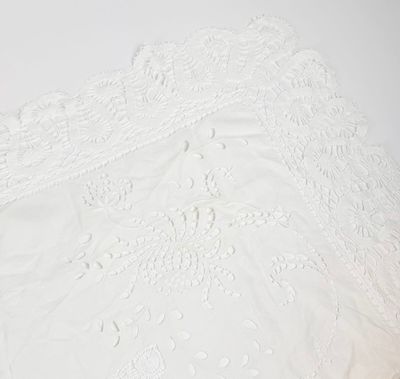 le dos d'une robe de mariée blanche ornée d'un motif en dentelle