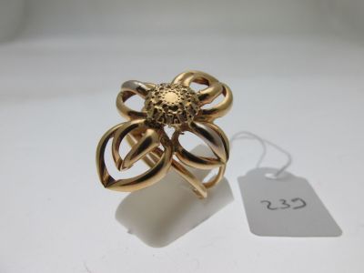 une image représentant une bague en or surmontée d'une fleur