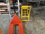 un chariot élévateur et une palette dans un entrepôt