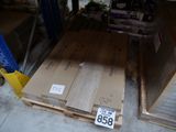 beaucoup de cartons par terre dans un magasin